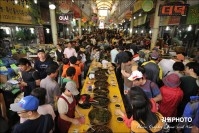 수많은 사람들로 북새통을 이루는 정선오일장 